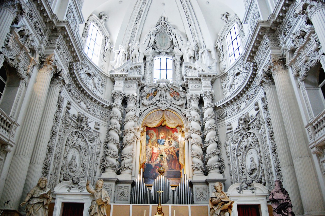 inside-of-church-st-kajetan