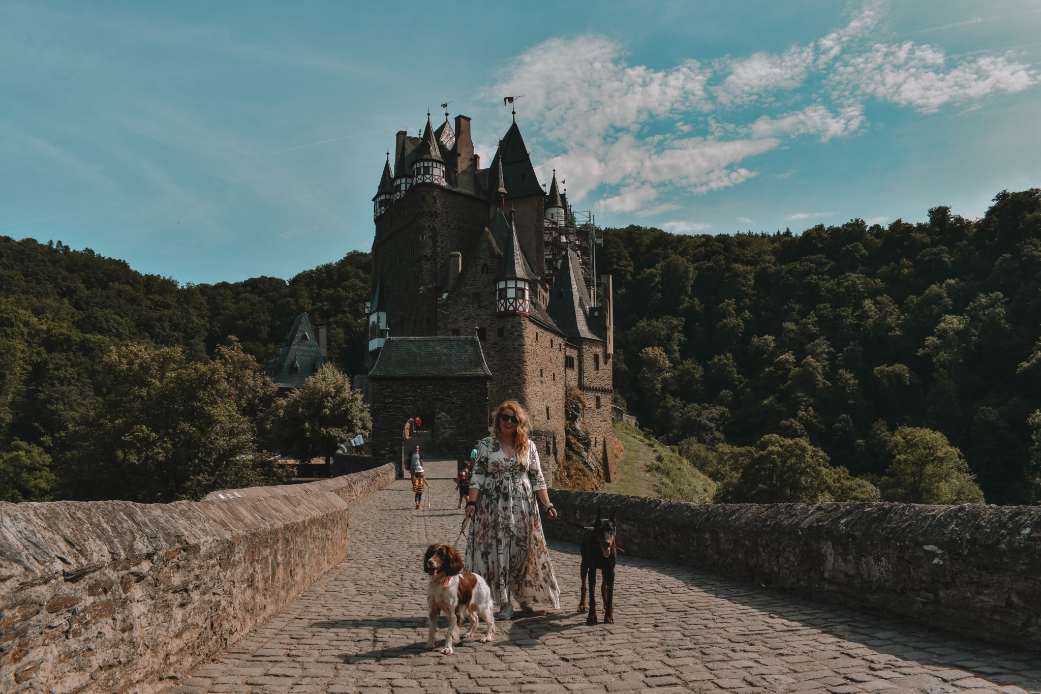 Helene with two dogs in front of Eltz Castle
